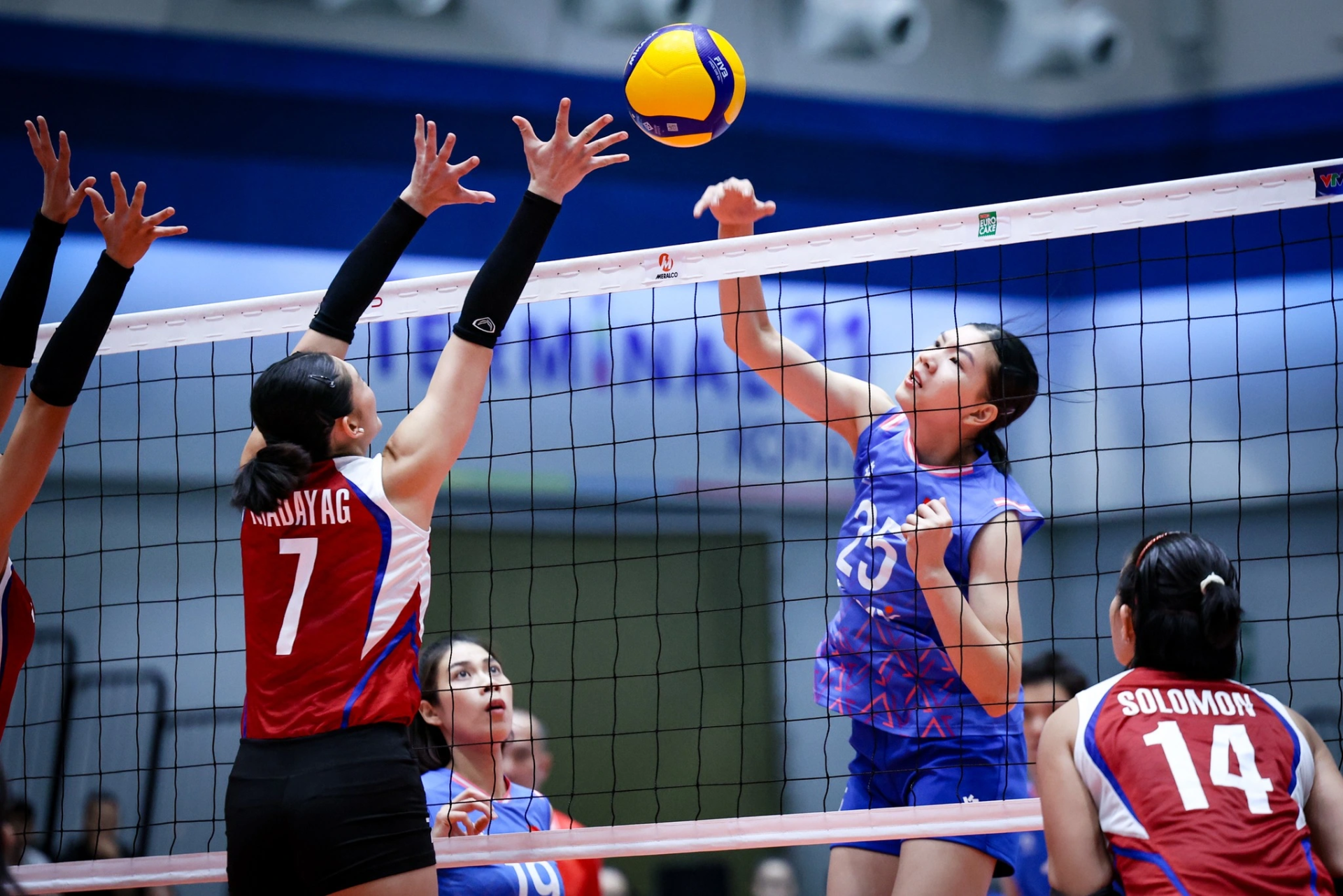 Trần Thị Bích Thủy (phải) thi đấu ấn tượng trong màu áo đội tuyển bóng chuyền nữ Việt Nam, sẵn sàng cho trận đấu với Philippines ở chặng 2 SEA V.League