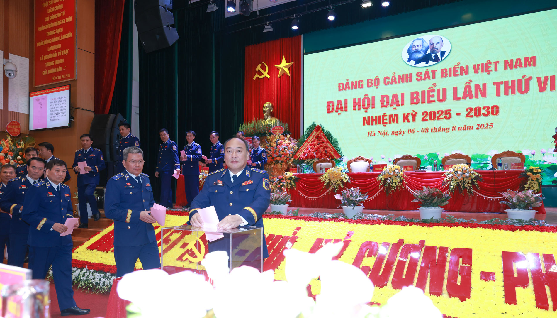 Các đại biểu bỏ phiếu bầu Ban chấp hành Đảng bộ Cảnh sát biển Việt Nam nhiệm kỳ 2025 - 2030.