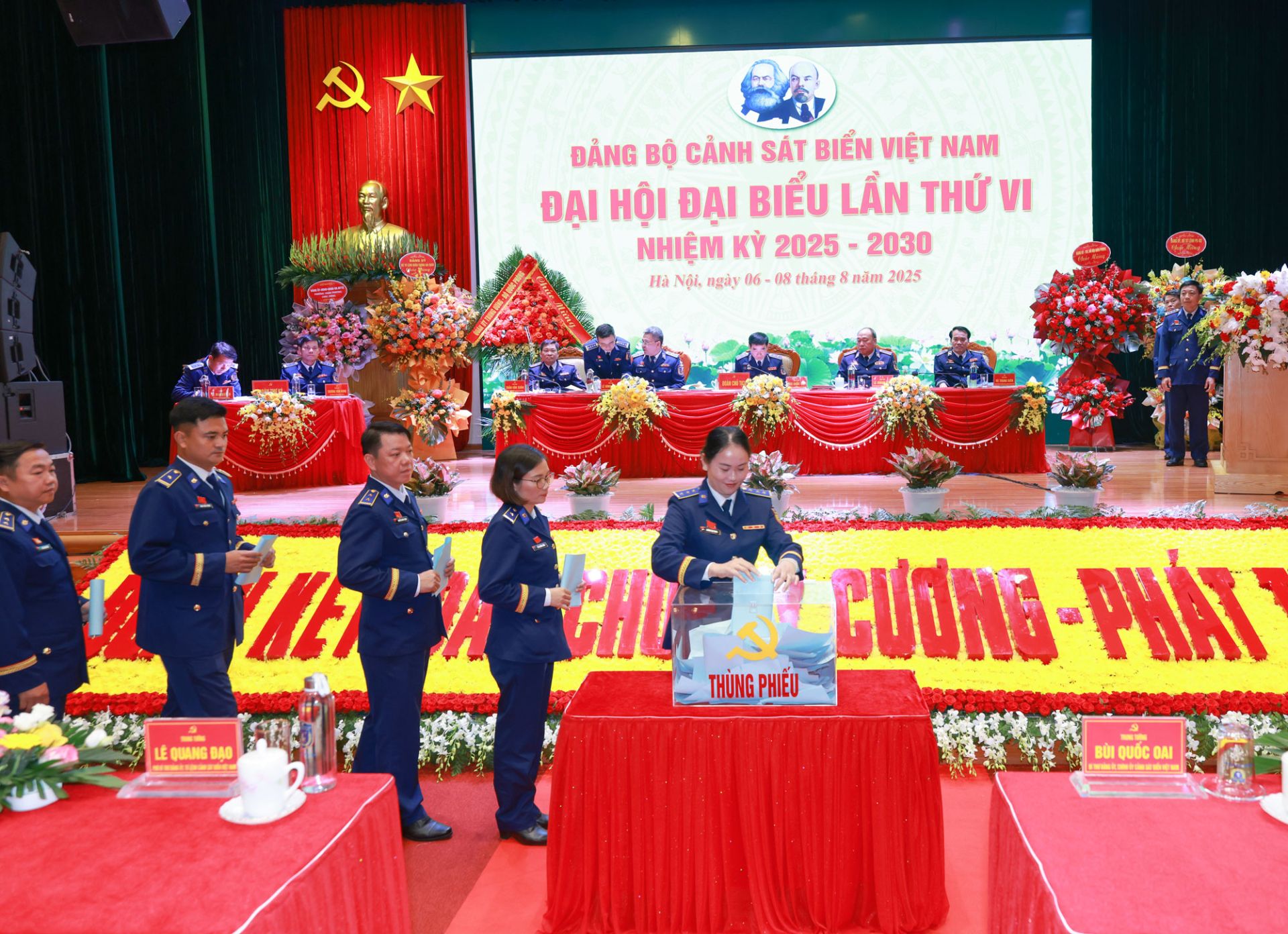 Các đại biểu bỏ phiếu bầu Đoàn đại biểu đi dự Đại hội đại biểu Đảng bộ Quân đội lần thứ XII