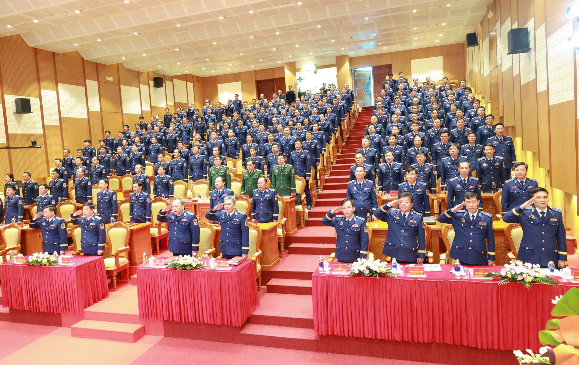 Các đại biểu thực hiện nghi thức chào cờ tại Đại hội.