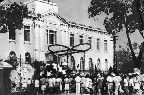 Ngày 19/8/1945, sau cuộc mít tinh tại Quảng trường Nhà hát Lớn, quần chúng nhân dân Thủ đô đã đánh chiếm Bắc Bộ phủ, cơ quan đầu não của chính quyền tay sai Pháp ở Bắc Bộ. Ảnh: Tư liệu TTXVN