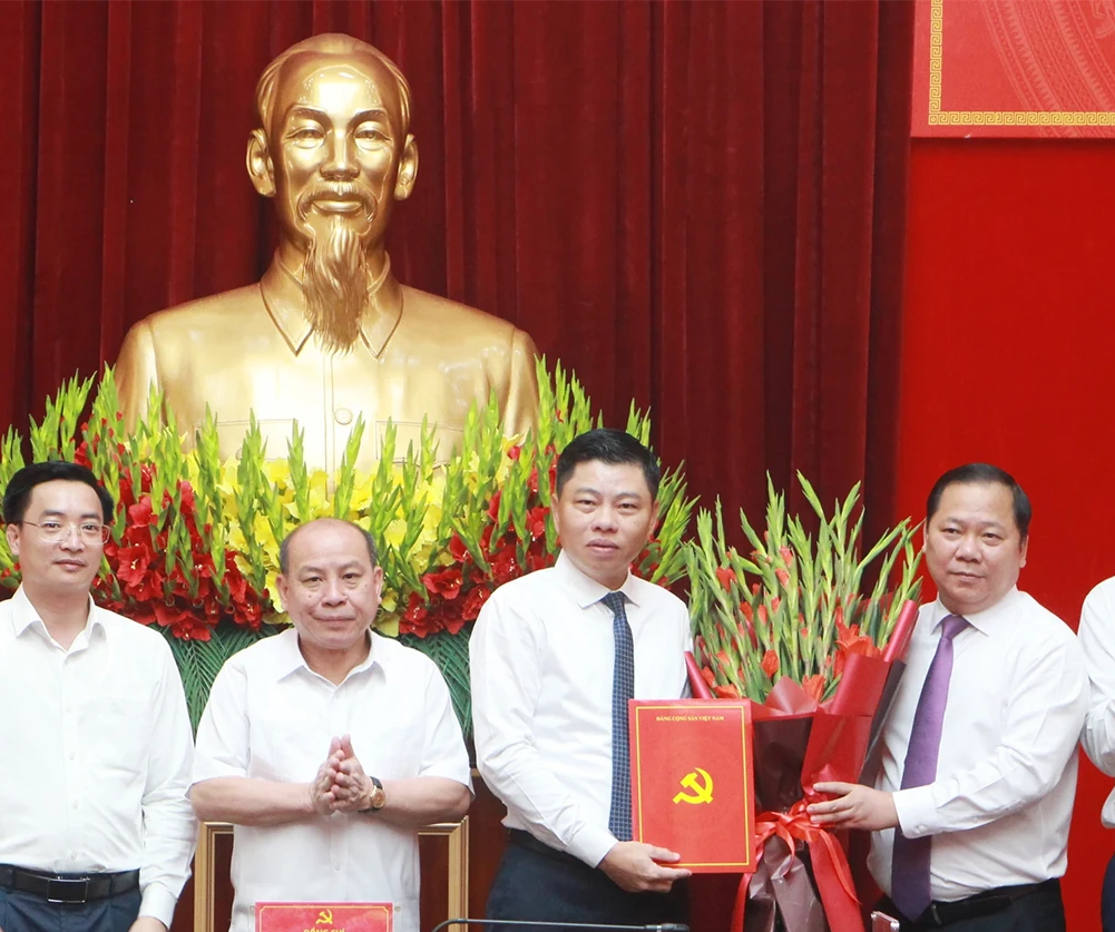 Ông Nguyễn Phi Long trao quyết định điều động, bổ nhiệm ông Đinh Anh Tuấn giữ chức vụ Chánh văn phòng Tỉnh ủy Phú Thọ. Ông Nguyễn Phi Long trao quyết định điều động, bổ nhiệm ông Đinh Anh Tuấn giữ chức vụ Chánh văn phòng Tỉnh ủy Phú Thọ.