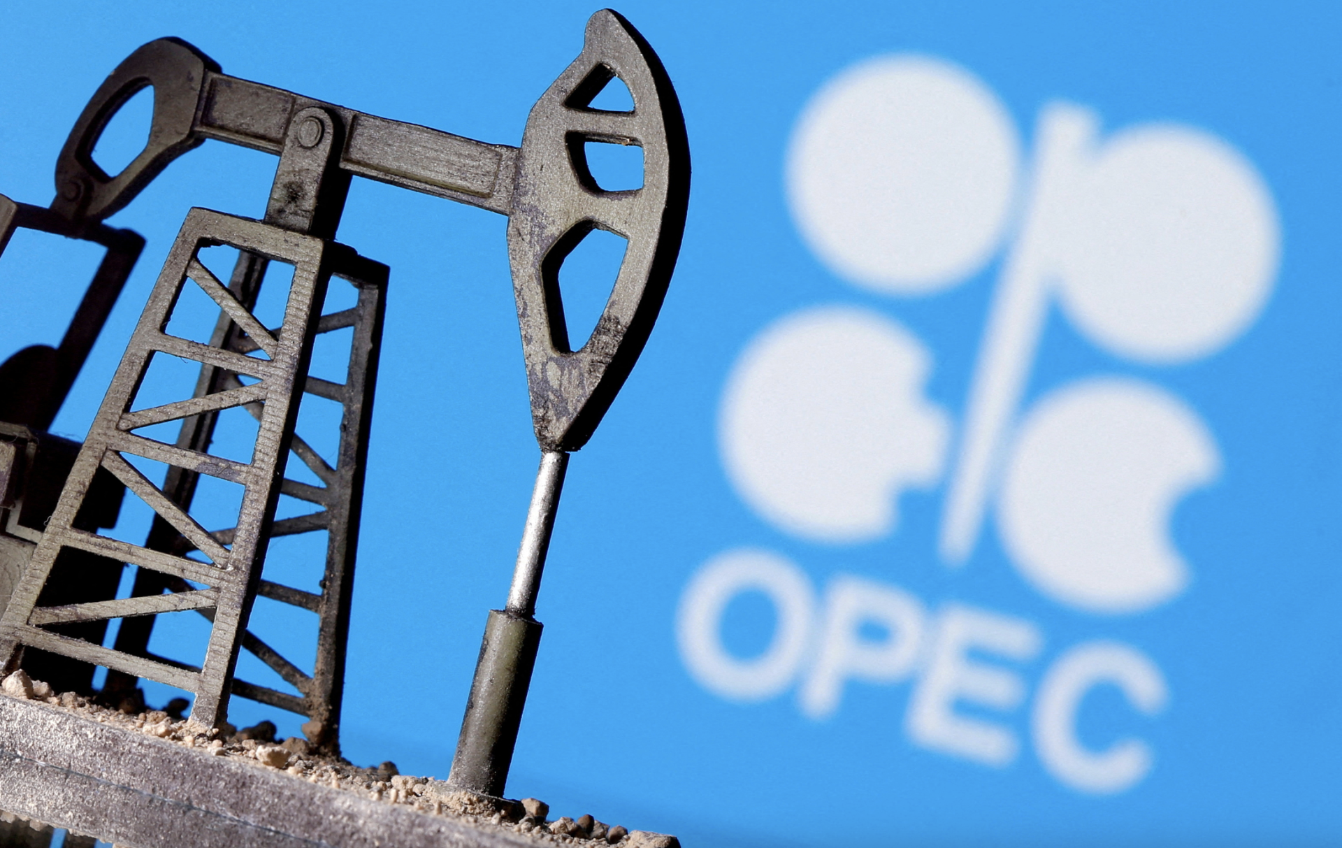 Giá dầu giảm sâu: Thị trường lo ngại kinh tế toàn cầu và quyết định của OPEC+