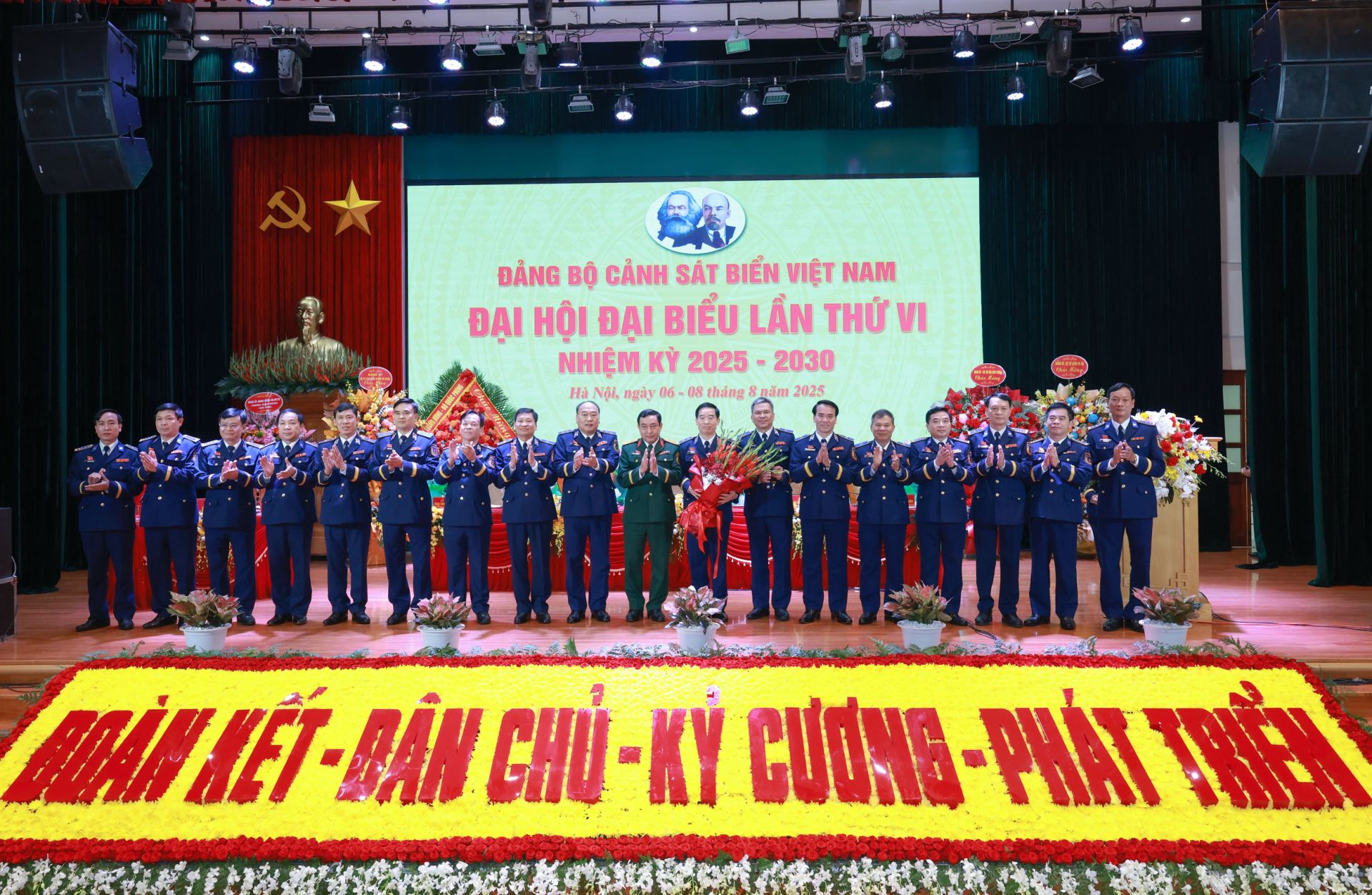 Đoàn công tác Quân ủy Trung ương - Bộ Quốc phòng tặng hoa chúc mừng Ban chấp hành Đảng bộ Cảnh sát biển Việt Nam nhiệm kỳ 2025 - 2030.
