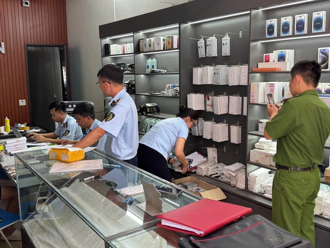 Lào Cai: Đội QLTT số 4 đẩy mạnh đấu tranh chống buôn lậu, gian lận thương mại, hàng giả