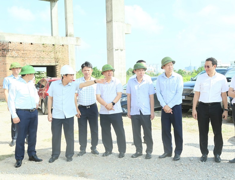 hó Chủ tịch thường trực UBND tỉnh Nguyễn Quang Hưng kiểm tra công tác chuẩn bị lễ khởi công dự án Bệnh viện Đa khoa Thái Bình.