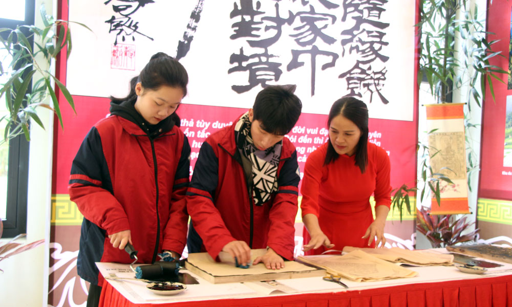 Du khách trải nghiệm in mộc bản.