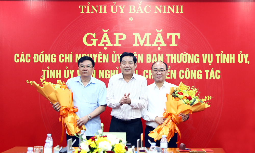 Đồng chí Bí thư Tỉnh ủy tặng hoa chúc mừng các đồng chí nguyên Ủy viên Ban Thường vụ Tỉnh ủy. Đồng chí Bí thư Tỉnh ủy tặng hoa chúc mừng các đồng chí nguyên Ủy viên Ban Thường vụ Tỉnh ủy.