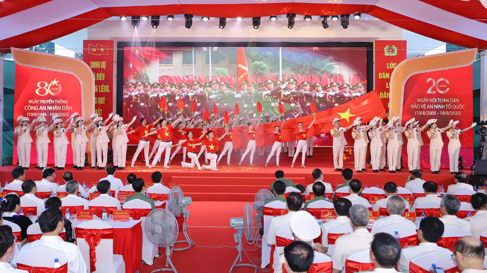 văn nghệ chào mừng Lễ kỷ niệm.