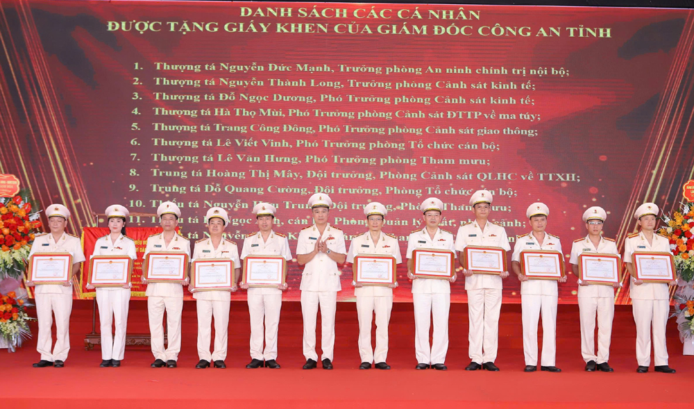 Thiếu tướng Tô Anh Dũng, Giám đốc Công an tỉnh Thanh Hóa tặng Giấy khen cho các tập thể, cá nhân có thành tích xuất sắc trong phong trào thi đua chào mừng kỷ niệm 80 năm Ngày truyền thống Công an Nhân dân Việt Nam (19/8/1945 - 19/8/2025) và 20 năm Ngày hội toàn dân bảo vệ an ninh Tổ quốc (19/8/2005 - 19/8/2025).