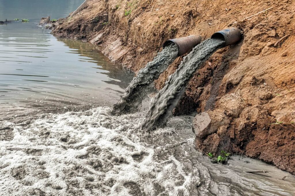 Bộ Tài chính đề xuất 9 trường hợp miễn thu phí bảo vệ môi trường đối với nước thải. Ảnh minh họa, nguồn internet.