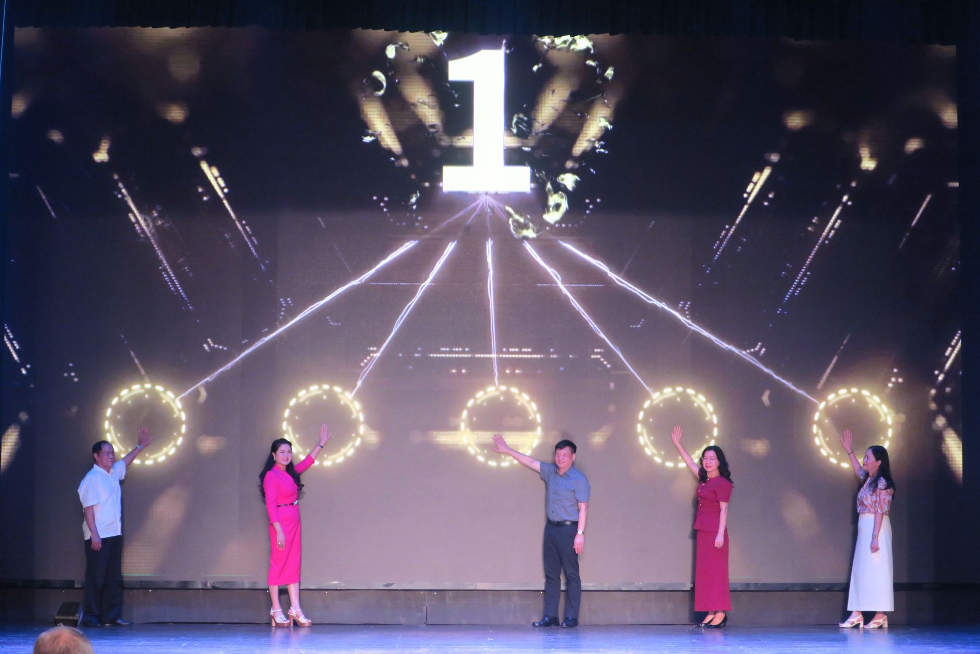 Đại biểu thực hiện nghi thức bấm nút khởi động Cuộc thi. Đại biểu thực hiện nghi thức bấm nút khởi động Cuộc thi.