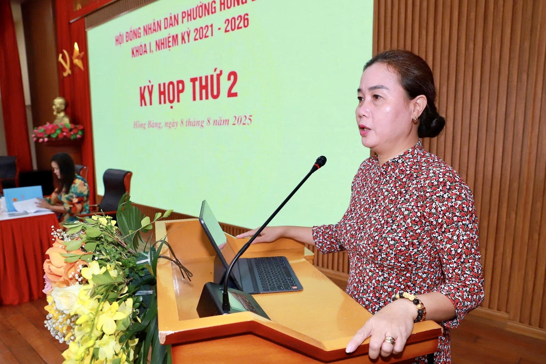 Đồng chí Lê Thị Vân, Phó Bí thư Thường trực Đảng ủy, Chủ tịch HĐND phường phát biểu khai mạc kỳ họp. Đồng chí Lê Thị Vân, Phó Bí thư Thường trực Đảng ủy, Chủ tịch HĐND phường phát biểu khai mạc kỳ họp.