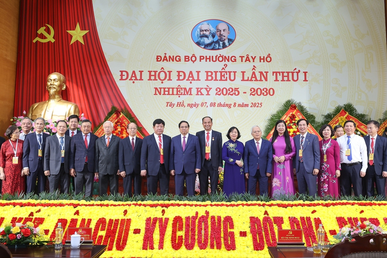 Thủ tướng cùng các đại biểu dự Đại hội đại biểu Đảng bộ phường Tây Hồ lần thứ I, nhiệm kỳ 2025-2030 - Ảnh: VGP/Nhật Bắc