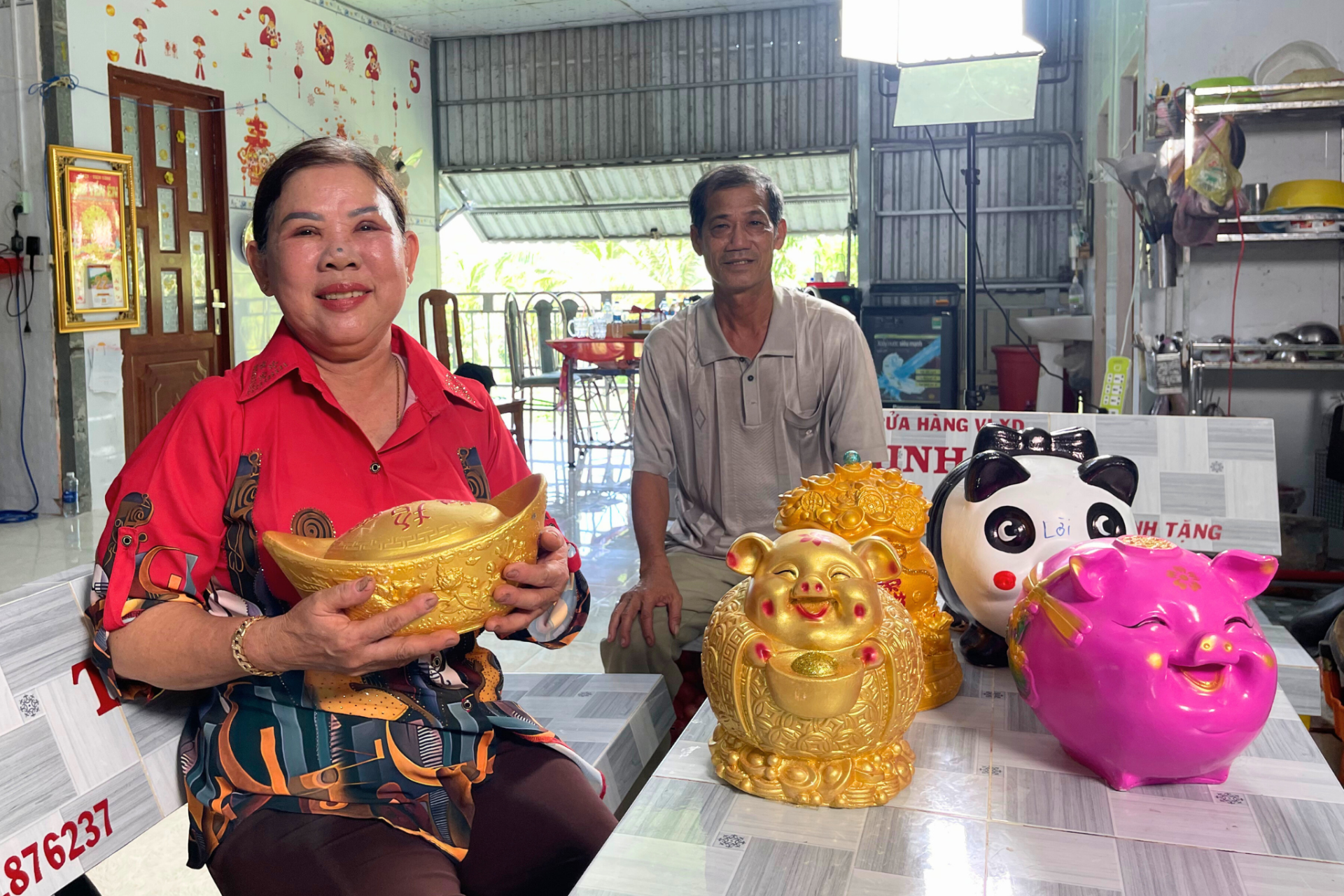 Vợ chồng ông Thiện vẫn giữ thói quen nuôi heo đất đều đặn để đóng phí bảo hiểm