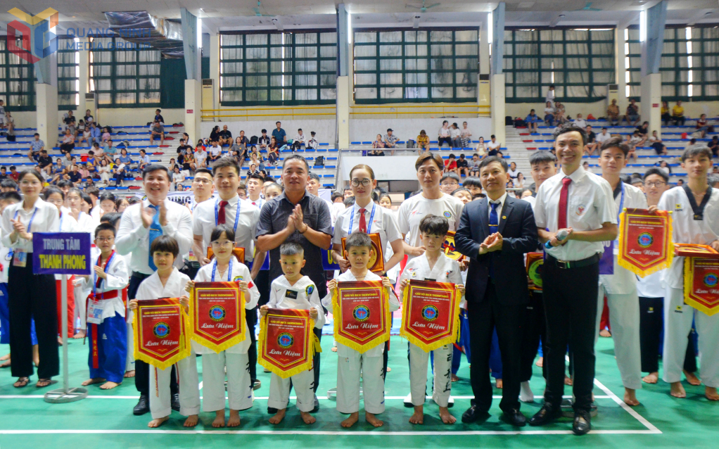 BTC trao cờ lưu niệm chào mừng các đoàn về dự giải đấu.