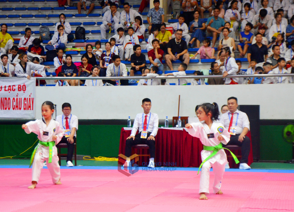 Sau lễ khai mạc, các VĐV bước vào thi đấu quyền cá nhân.