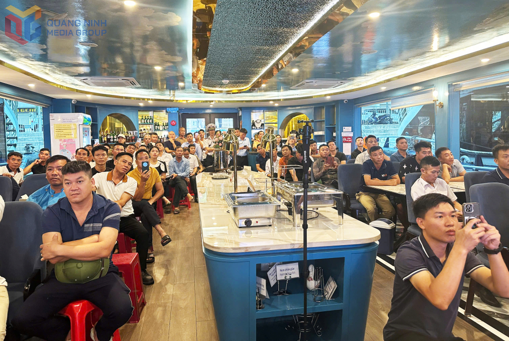 Chủ tàu du lịch, thuyền trưởng, thuyền viên và nhân viên làm việc trên tàu du lịch chăm chú lắng nghe phổ biến kiến thức an toàn trên tàu.