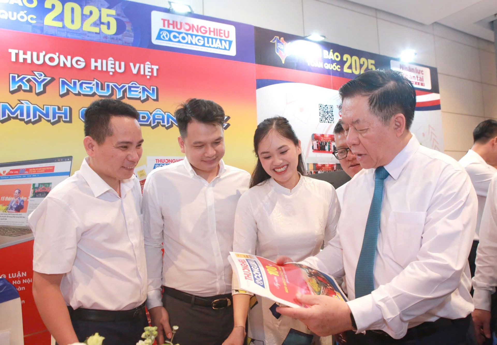 Ông Nguyễn Trọng Nghĩa, Ủy viên Bộ Chính trị, Bí thư Trung ương Đảng, Trưởng Ban Tuyên giáo và Dân vận Trung ương tham quan và chia sẻ với cán bộ, phóng viên Tạp chí Thương hiệu và Công luận