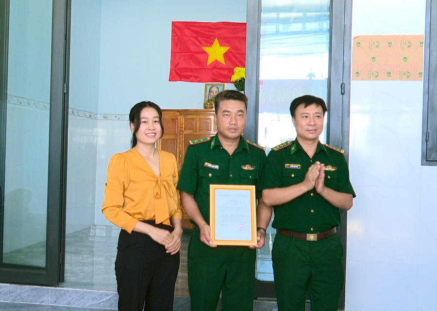 Thượng tá Nguyễn Ngọc Dung, Phó chính uỷ Ban chỉ huy BĐBP Tây Ninh trao quyết định về việc tặng nhà “đồng đội” cho Trung tá Hoàng Công Cường