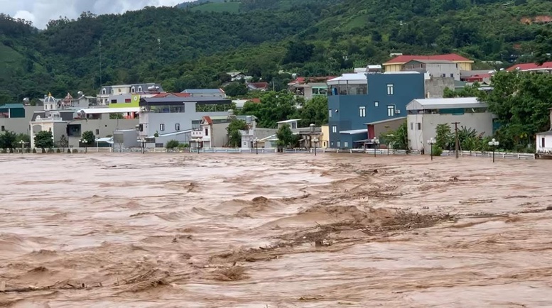 Liên tiếp trong các ngày 26–27/7 và 31/7–1/8, tỉnh Sơn La trải qua đợt mưa lớn được đánh giá là lịch sử, khiến nhiều xã chìm trong nước, đường sá bị chia cắt do lũ quét và sạt lở đất nghiêm trọng Liên tiếp trong các ngày 26–27/7 và 31/7–1/8, tỉnh Sơn La trải qua đợt mưa lớn được đánh giá là lịch sử, khiến nhiều xã chìm trong nước, đường sá bị chia cắt do lũ quét và sạt lở đất nghiêm trọng