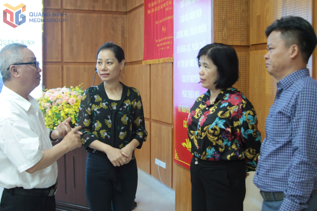 Đại biểu trao đổi bên lề toạ đàm.