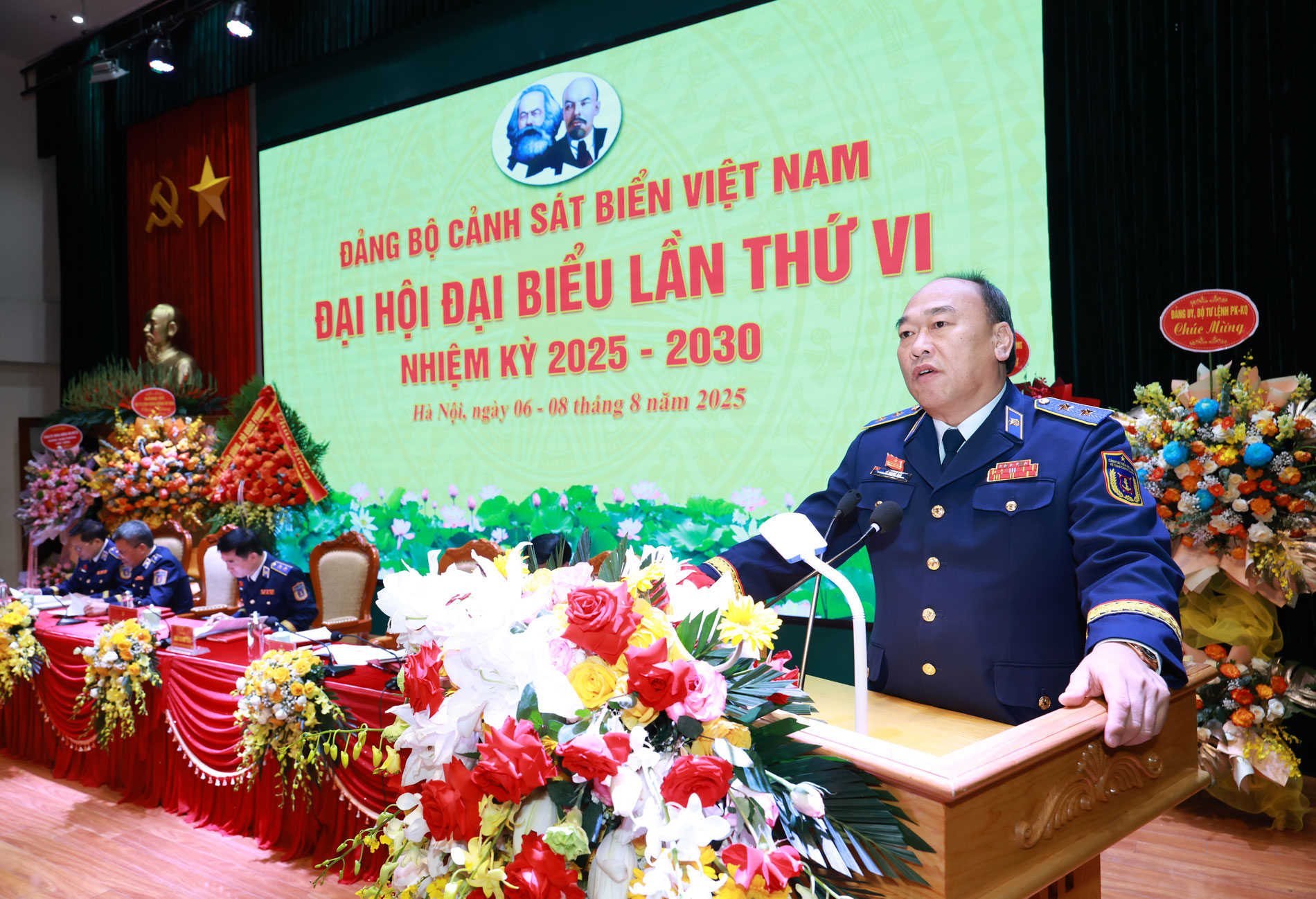 Trung tướng Lê Quang Đạo - Tư lệnh Cảnh sát biển Việt Nam điều hành thảo luận văn kiện Trung ương.