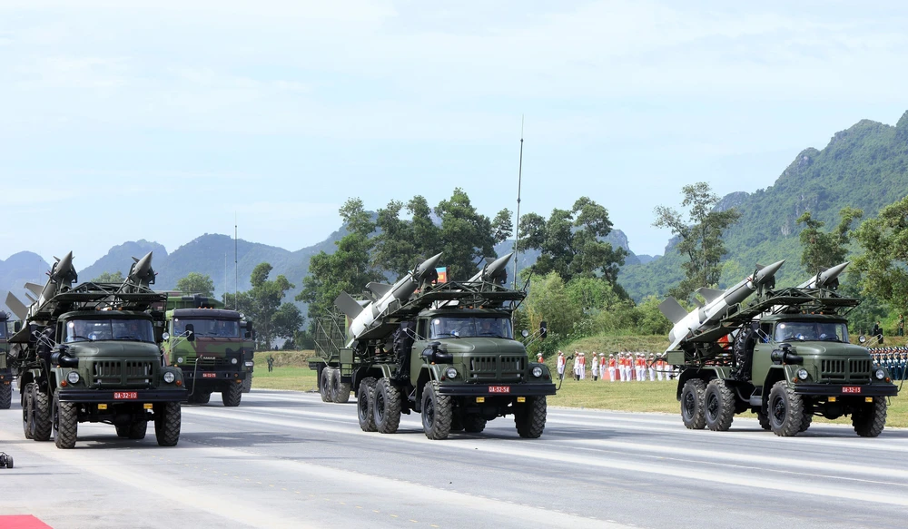 Tổng hợp luyện diễu binh, diễu hành Lễ kỷ niệm 80 năm Cách mạng tháng Tám và Quốc khánh 2/9. Trong ảnh: Khối xe tên lửa của Quân chủng Phòng không - Không quân. Ảnh: Tuấn Anh - TTXVN