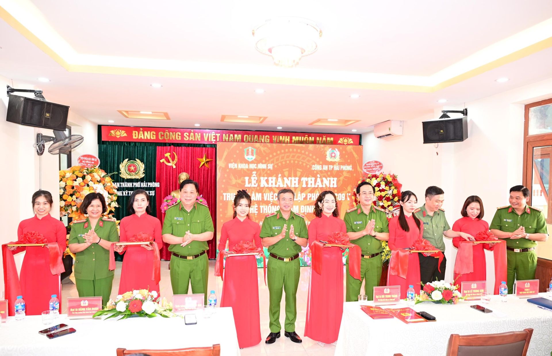 Nghi lễ cắt băng khánh thành