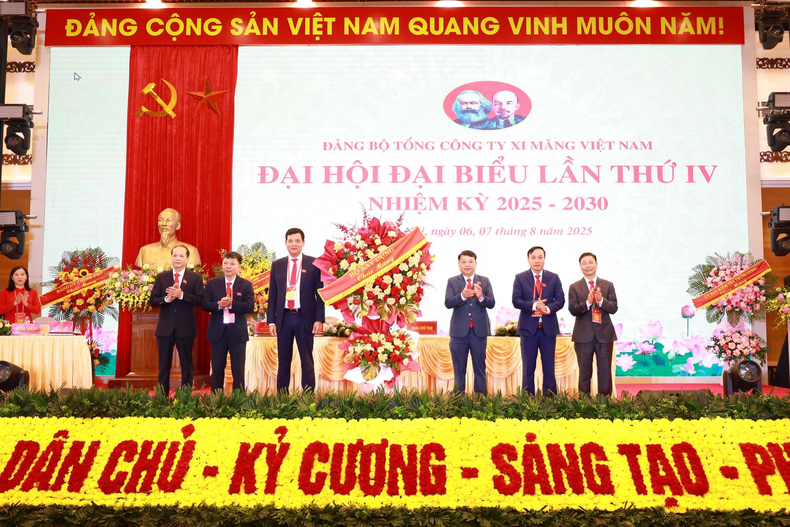 Thay mặt Đảng ủy Bộ Xây dựng, đồng chí Bùi Xuân Dũng - Ủy viên Ban Thường vụ, Thứ trưởng Bộ Xây dựng tặng lẵng hoa chúc mừng Đại hội Thay mặt Đảng ủy Bộ Xây dựng, đồng chí Bùi Xuân Dũng - Ủy viên Ban Thường vụ, Thứ trưởng Bộ Xây dựng tặng lẵng hoa chúc mừng Đại hội