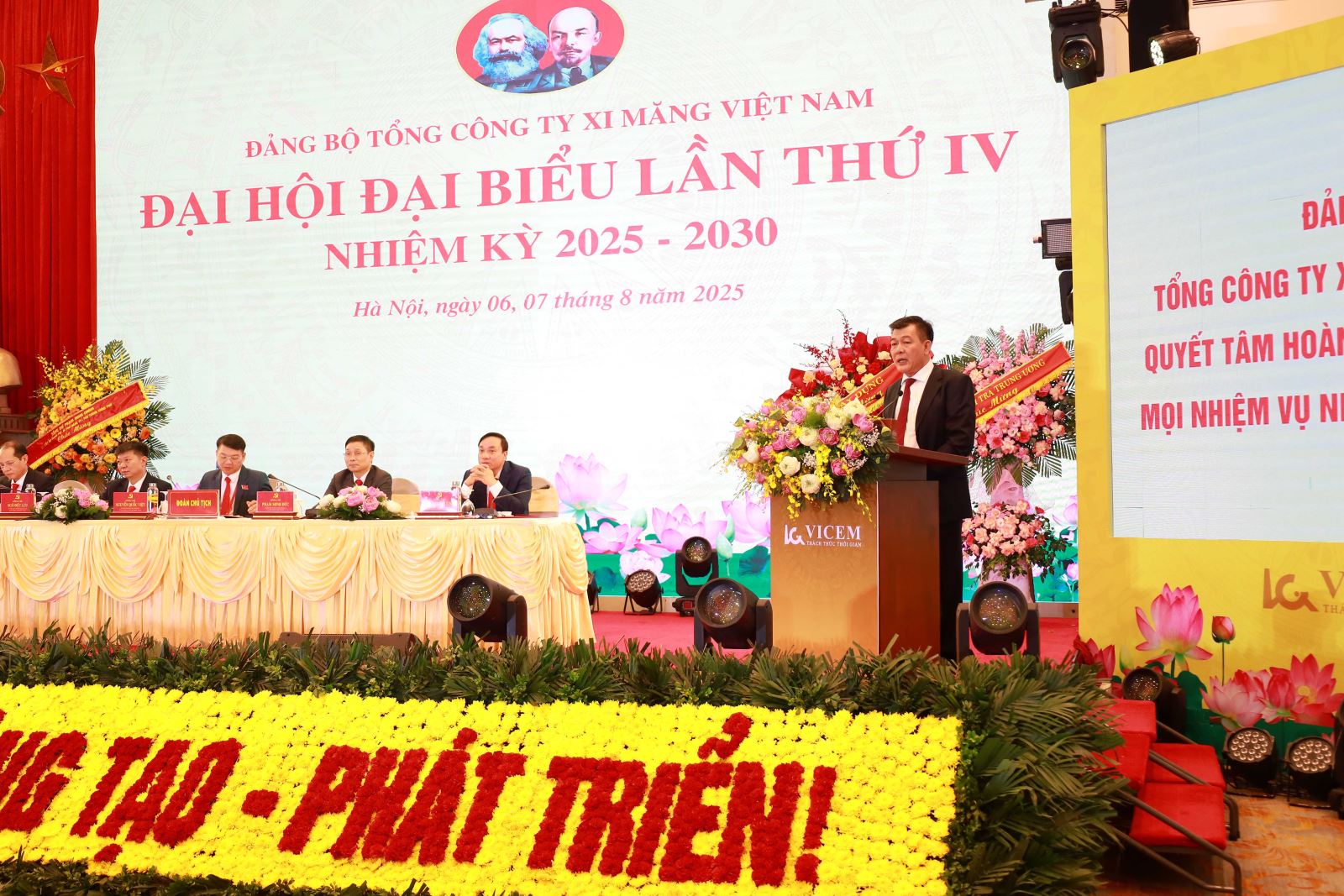 Đồng chí Nguyễn Đức Phong - Phó Bí thư Đảng uỷ Chính phủ phát biểu chỉ đạo tại Đại hội Đồng chí Nguyễn Đức Phong - Phó Bí thư Đảng uỷ Chính phủ phát biểu chỉ đạo tại Đại hội