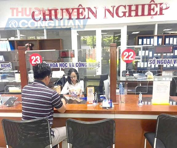 Công chức làm việc tại bộ phận một cửa - Trung tâm hành chính TP. Đà Nẵng. Công chức làm việc tại bộ phận một cửa - Trung tâm hành chính TP. Đà Nẵng.