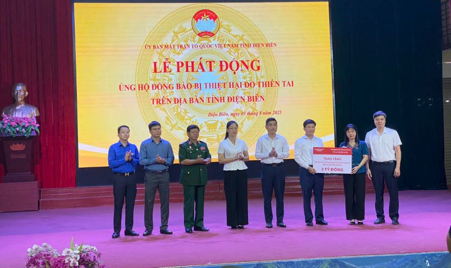 Agribank trao tặng 2 tỷ đồng ủng hộ đồng bào bị thiệt hại do thiên tai