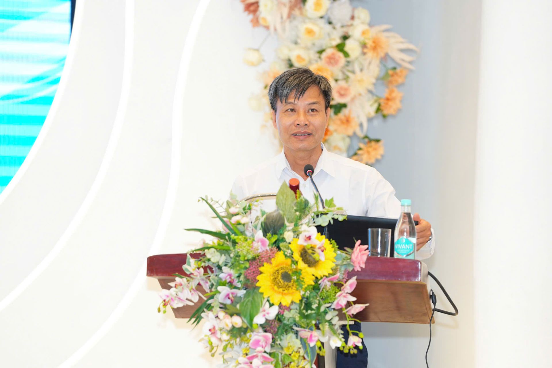 Đồng chí Nguyễn Văn Hiểu, Phó Trưởng Ban, Ban Tuyên giáo và Dân vận Thành ủy thông tin tới các đại biểu các chủ trương, chính sách của Đảng, Nhà nước về công tác đối ngoại Nhân dân.