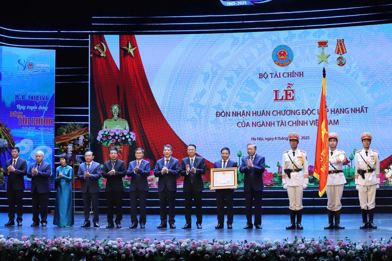 Tổng Bí thư Tô Lâm trao tặng Huân chương Độc lập hạng Nhất cho ngành Tài chính - Ảnh: VGP/HT Tổng Bí thư Tô Lâm trao tặng Huân chương Độc lập hạng Nhất cho ngành Tài chính - Ảnh: VGP/HT