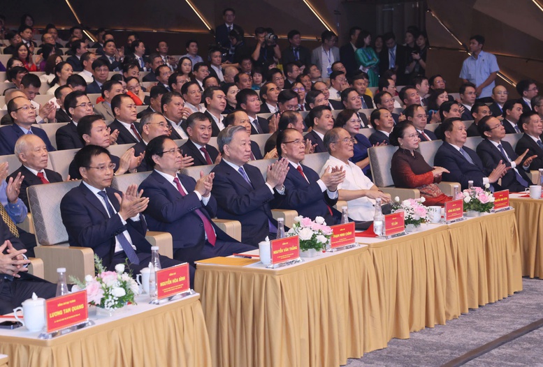 Lãnh đạo Đảng, Nhà nước và các đại biểu dự Lễ Kỷ niệm - Ảnh: VGP/HT Lãnh đạo Đảng, Nhà nước và các đại biểu dự Lễ Kỷ niệm - Ảnh: VGP/HT