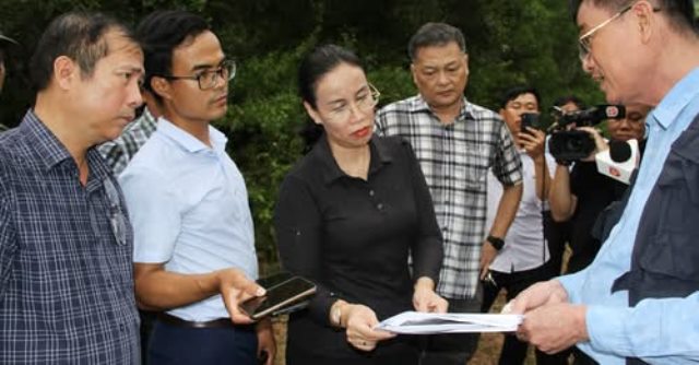 Phó Chủ tịch UBND TP. Đà Nẵng Nguyễn Thị Anh Thi và lãnh đạo các sở, ban, ngành liên quan kiểm tra thực địa tình trạng sạt lở tại di tích Trạm Nam Chơn.