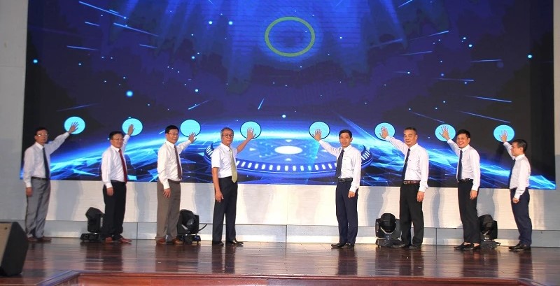 Các đồng chí lãnh đạo, nguyên lãnh đạo VNPT Thanh Hóa qua các thời kỳ thực hiện nghi thức ra mắt sách ảnh điện tử: “VNPT Thanh Hóa - 80 năm hành trình kết nối” và khai trương “Phòng truyền thống ảo VNPT Thanh Hóa”. Các đồng chí lãnh đạo, nguyên lãnh đạo VNPT Thanh Hóa qua các thời kỳ thực hiện nghi thức ra mắt sách ảnh điện tử: “VNPT Thanh Hóa - 80 năm hành trình kết nối” và khai trương “Phòng truyền thống ảo VNPT Thanh Hóa”.