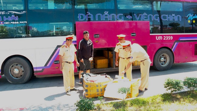 Gần một tấn sụn chân gà bốc mùi bị phát hiện trên xe khách tại Huế