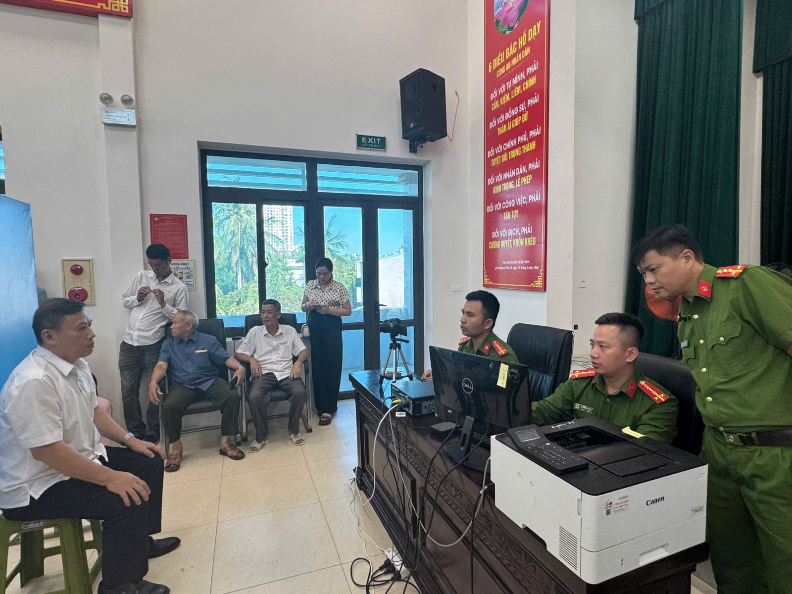 Công tác cấp Thẻ đảng viên trên nền CSDLQG về DC tại phường Hạc Thành ​​​​​​, tỉnh Thanh Hóa