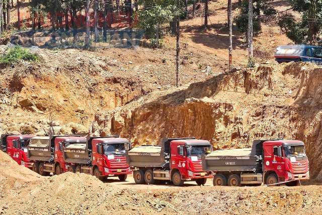 Nhiều mũi thi công đồng loạt triển khai san lấp mặt bằng, một góc núi rừng đang được san gạt rầm rộ, kéo dài từ khu vực đài Định Hải trên đỉnh Hòn Hành (Mũi Isabelle) đến khu vực triển khai dự án cảng Liên Chiểu. Ảnh: Lê Dũng.