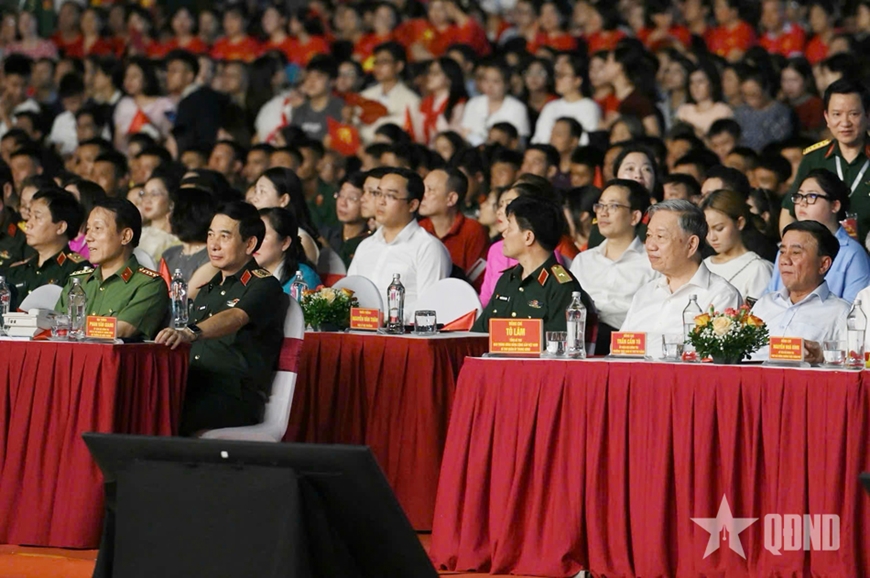 Tổng Bí thư Tô Lâm dự chương trình “Dưới cờ vinh quang”
