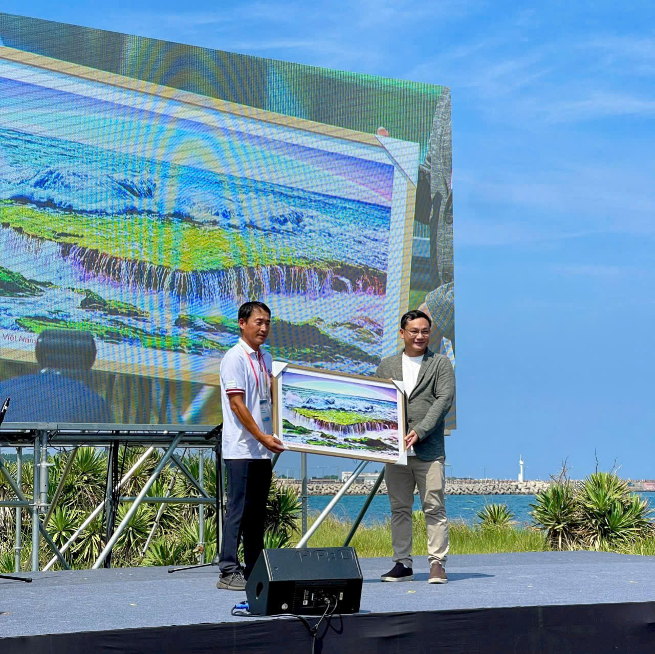 Ông Dong- Hoon Kang, Chủ tịch Hiệp hội du lịch JEJU (JTA) Hàn Quốc tặng quà lưu niệm cho ông Nguyễn Anh Vũ- Chủ tịch Hiệp hội du lịch Ninh Thuận trong chuyến côn tác tháng 9/2024 tại Seoul tháng 9/2024