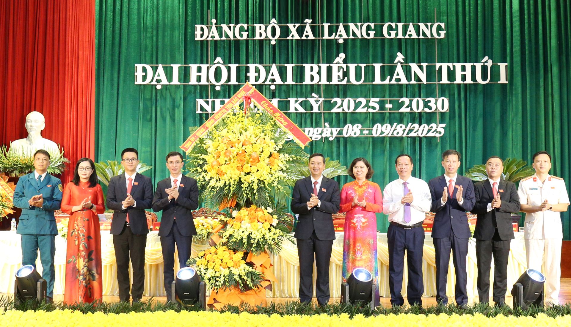 Chủ tịch HĐND tỉnh Nguyễn Việt Oanh (thứ 6 từ phải qua) và Phó Chủ tịch Thường trực HĐND tỉnh Trần Thị Hằng (thứ 5 từ phải qua) cùng các đồng chí lãnh đạo tỉnh tặng hoa chúc mừng Đại hội. Chủ tịch HĐND tỉnh Nguyễn Việt Oanh (thứ 6 từ phải qua) và Phó Chủ tịch Thường trực HĐND tỉnh Trần Thị Hằng (thứ 5 từ phải qua) cùng các đồng chí lãnh đạo tỉnh tặng hoa chúc mừng Đại hội.