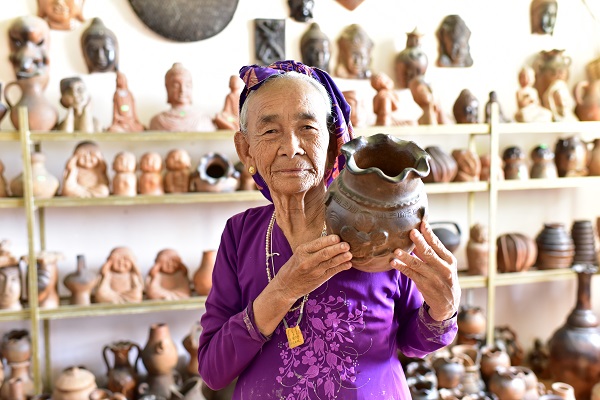 Nghệ nhân làng gốm Bầu Trúc, tỉnh Khánh Hòa