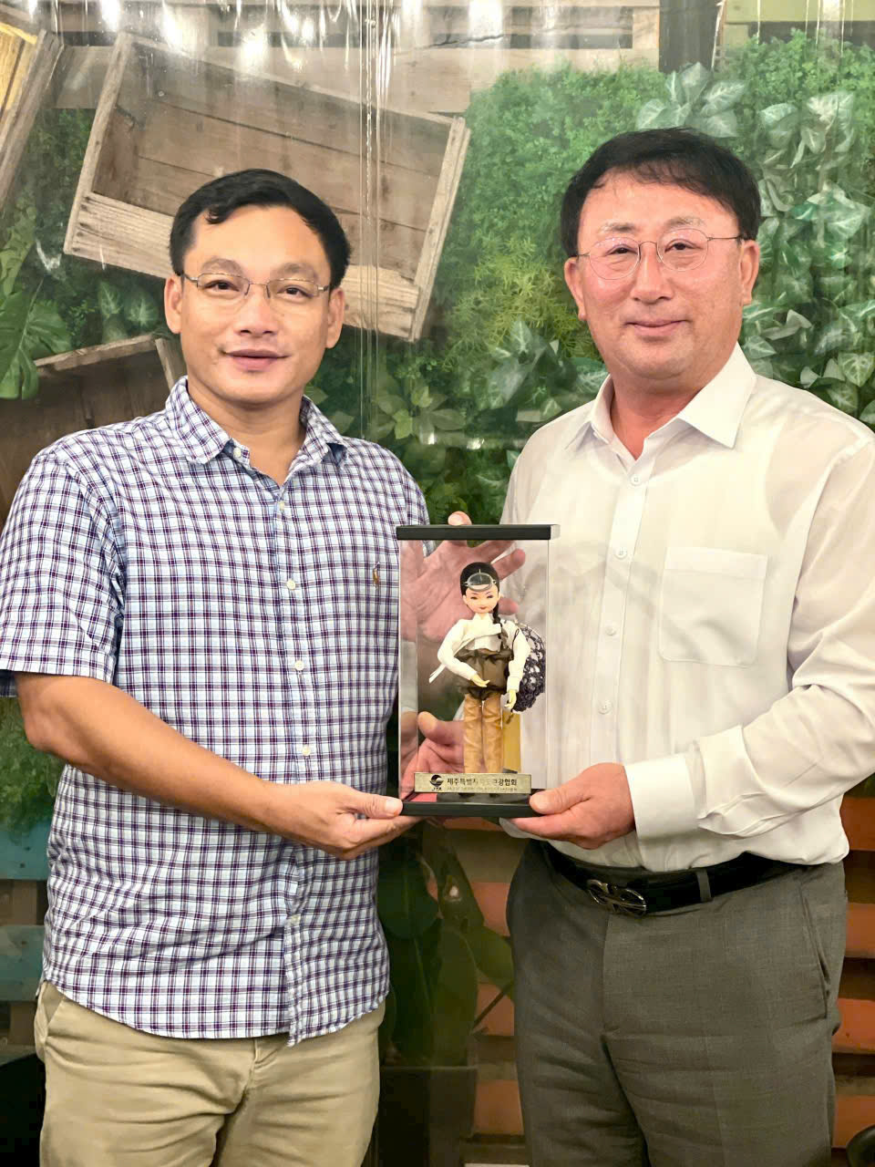 Ông Dong- Hoon Kang, Chủ tịch Hiệp hội du lịch JEJU (JTA) Hàn Quốc tặn quà lưu niệm cho ông Nguyễn Anh Vũ- Chủ tịch Hiệp hội du lịch Ninh Thuận trong chuyến côn tác tháng 9/2024 tại Seoul tháng 9/2024