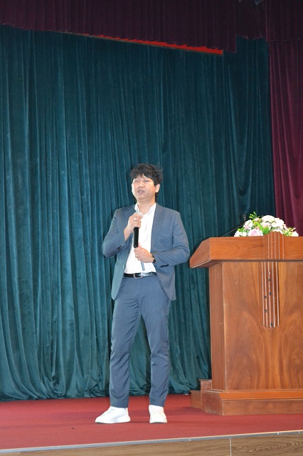 Ông Đinh Xuân Long giới thiệu một số tính năng ưu việt khi ứng dụng dụng EVTRIP. Ảnh: VH