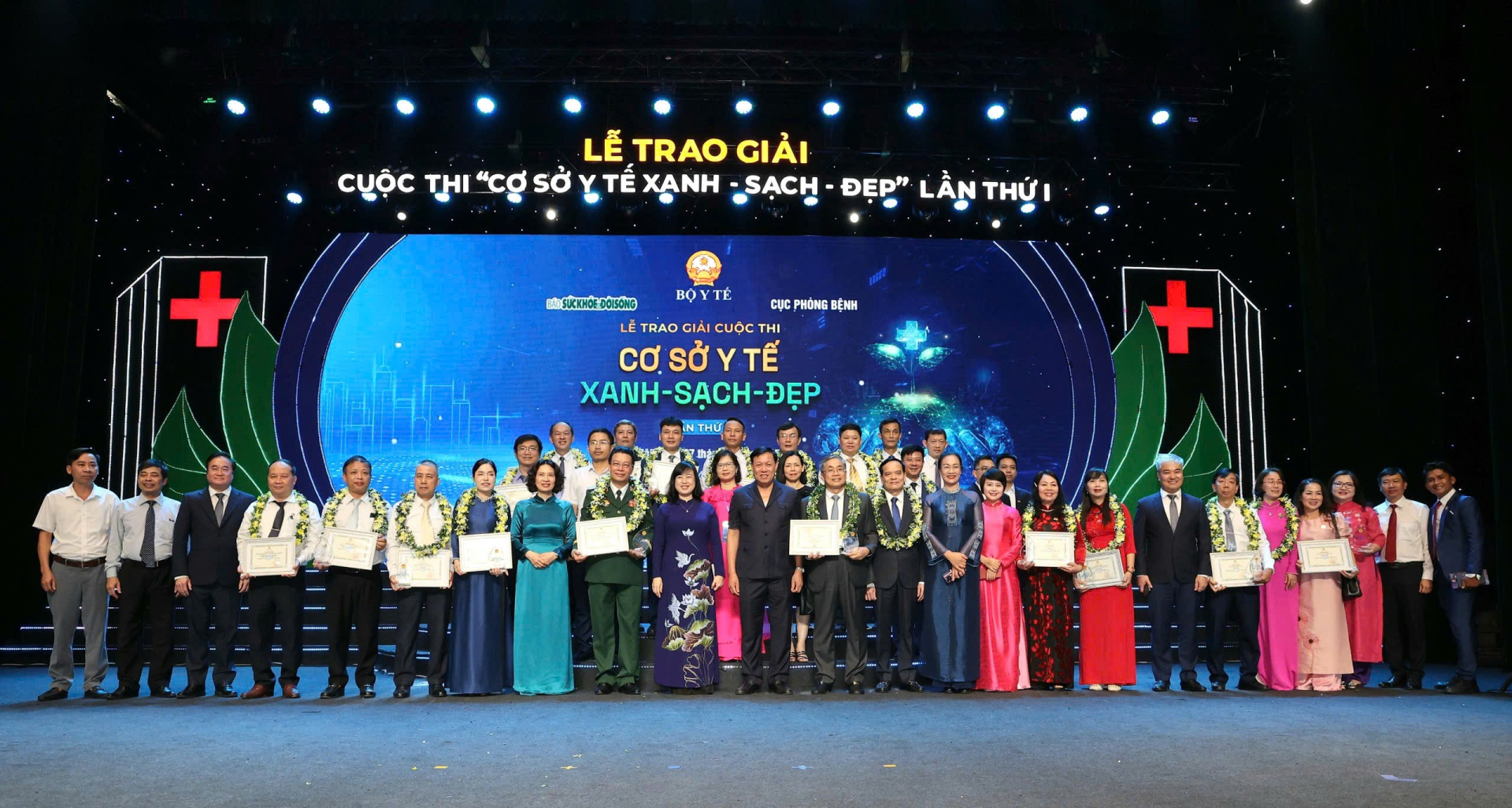 Tại buổi lễ, Ban Tổ chức đã trao chứng nhận đạt giải và biểu trưng cho 20 cơ sở y tế