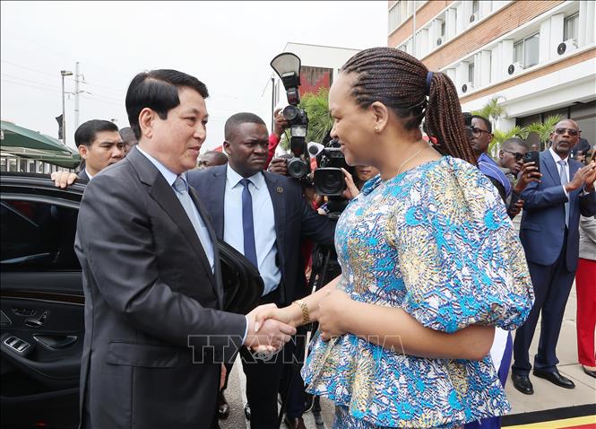 Đồng chí Mara Regina da Silva Baptista Domingos Quiosa, Phó Chủ tịch Đảng MPLA đón Chủ tịch nước Lương Cường. Ảnh: Lâm Khánh/TTXVN