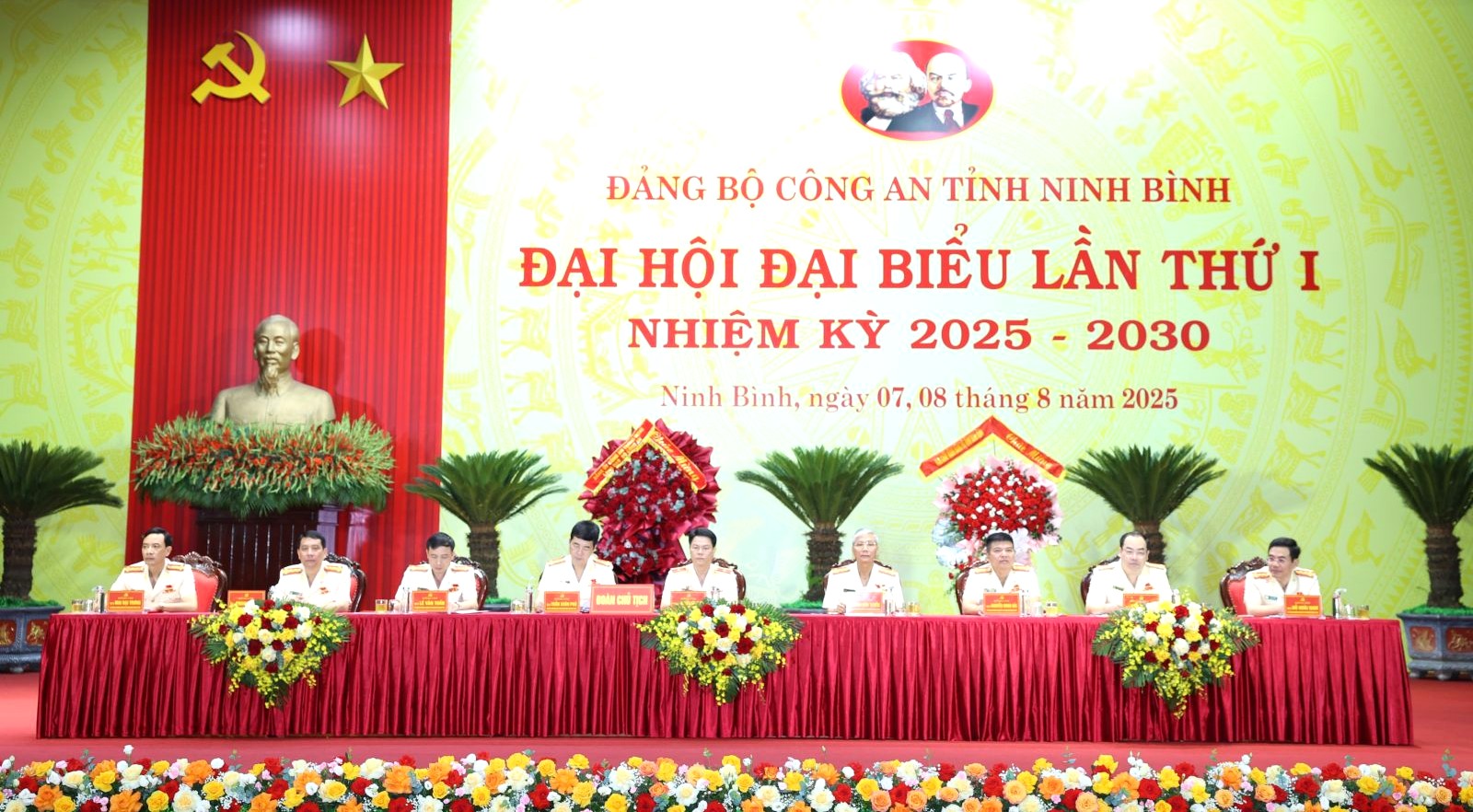 Đoàn Chủ tịch Đại hội